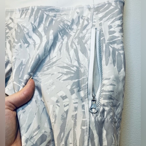 Lululemon Inspire Tight II
Palm Camo White Nimbus Great Condition - Picture 7 of 10